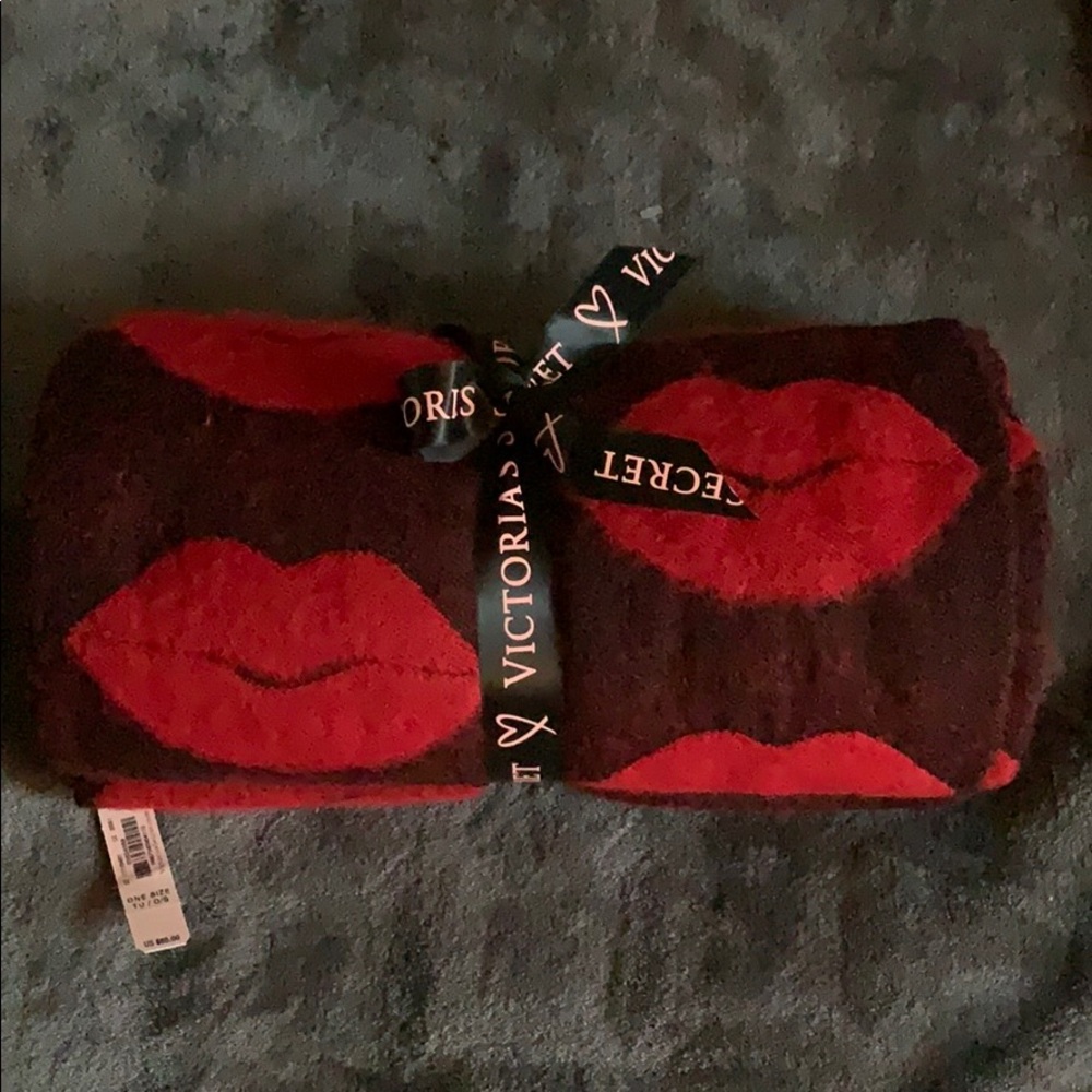 Red lip throw blanket